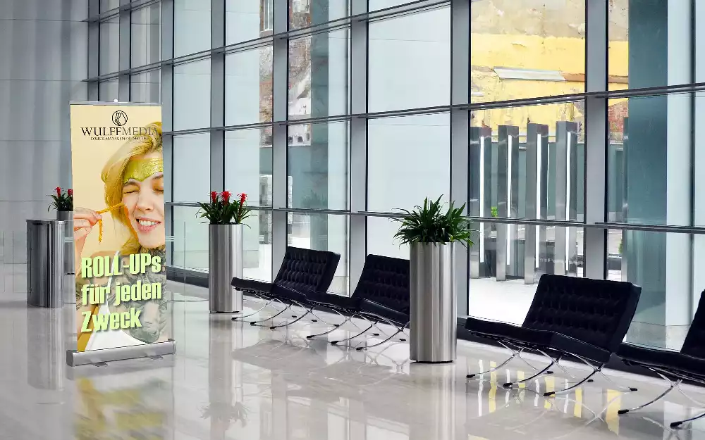 Aufstellbanner im Foyer