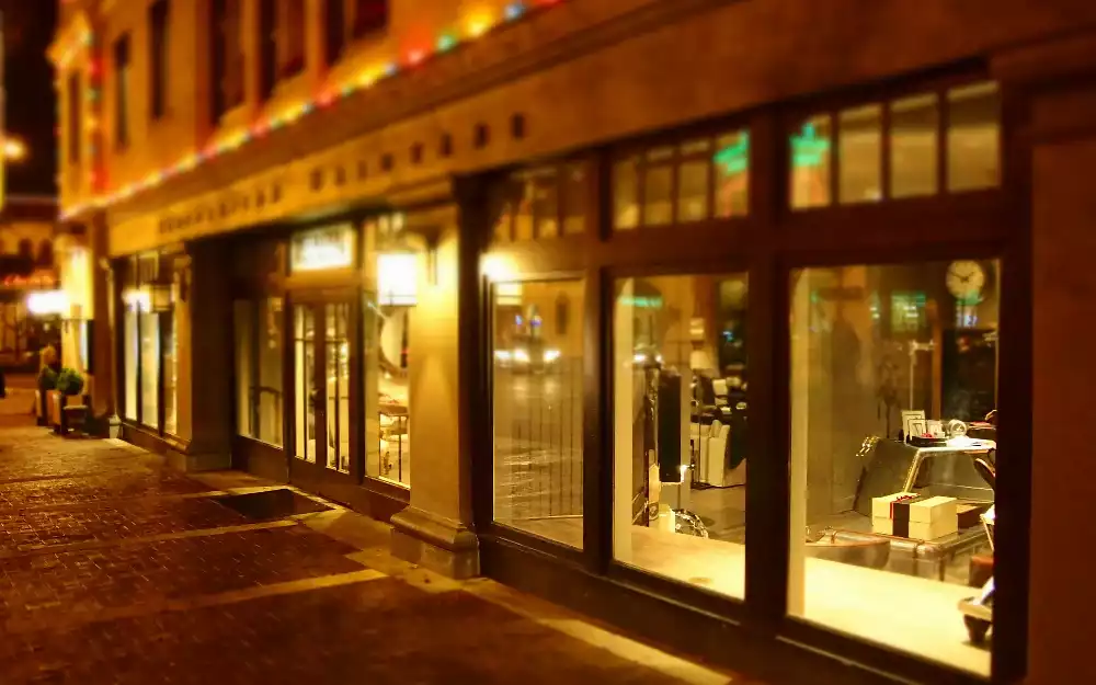 Schaufenster bei Nacht